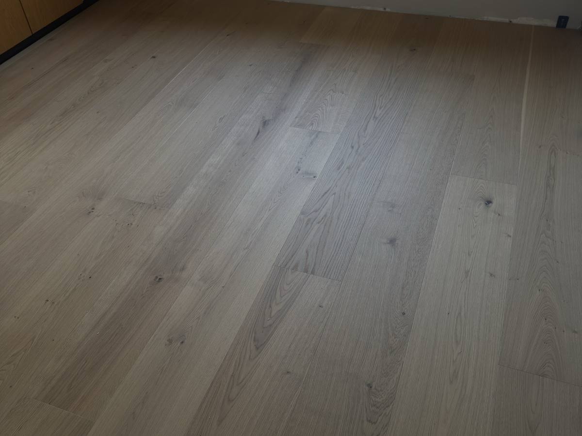 Nyt plankegulv med lister i Allerød