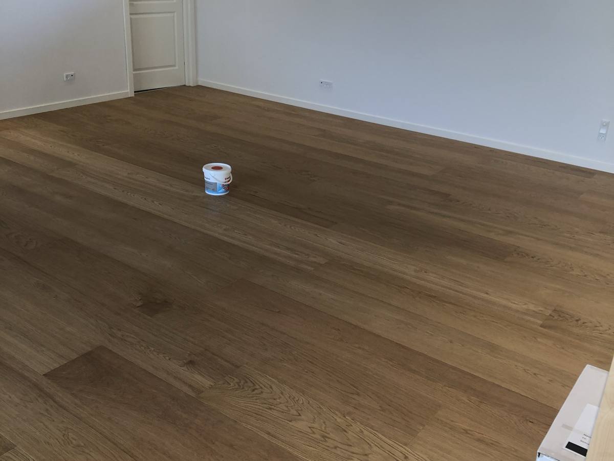 Nyt plankegulv lagt i stue i Frederikssund