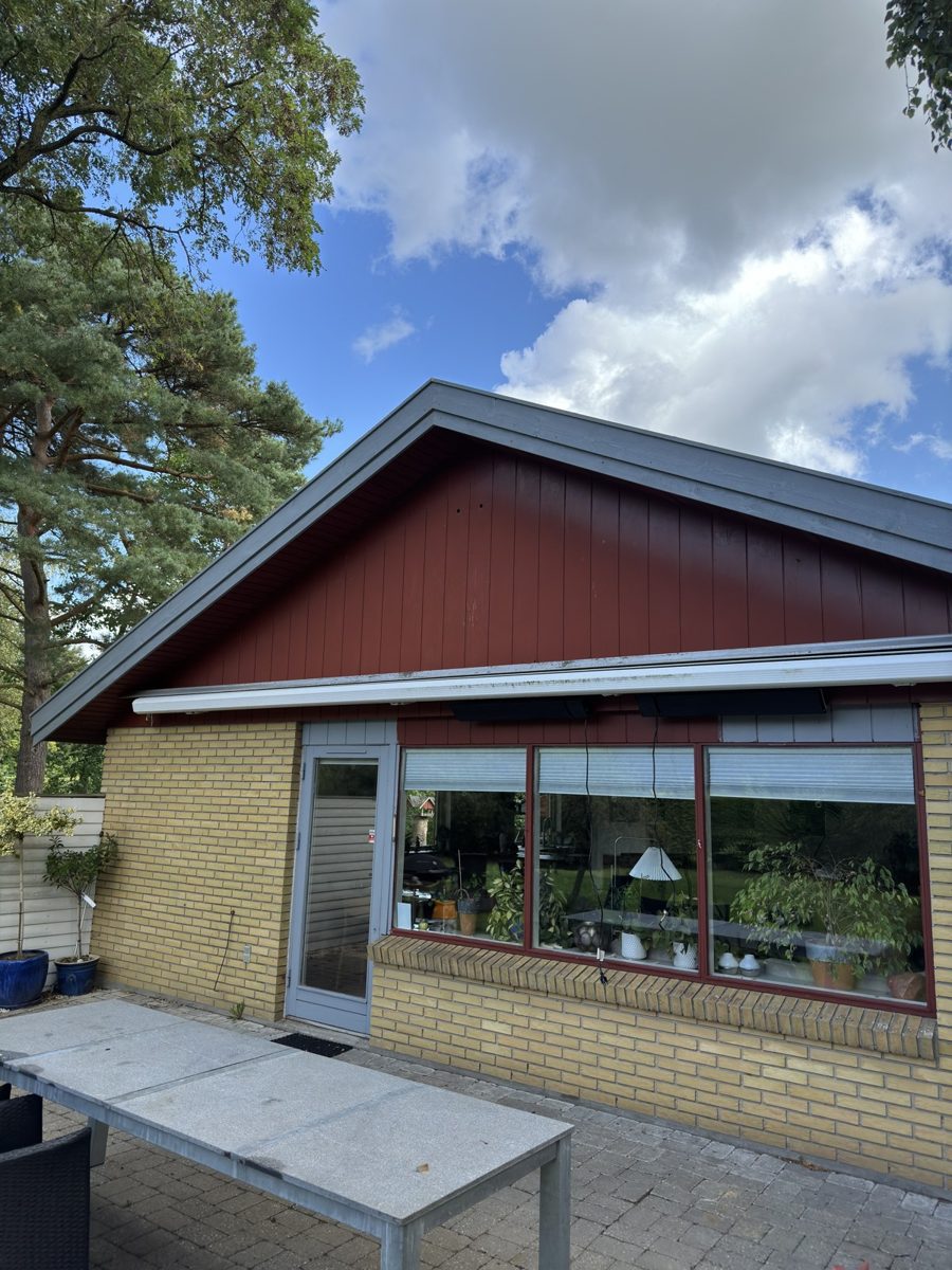 Gulstenshus i Helsinge med nye vindskeder og tagrender