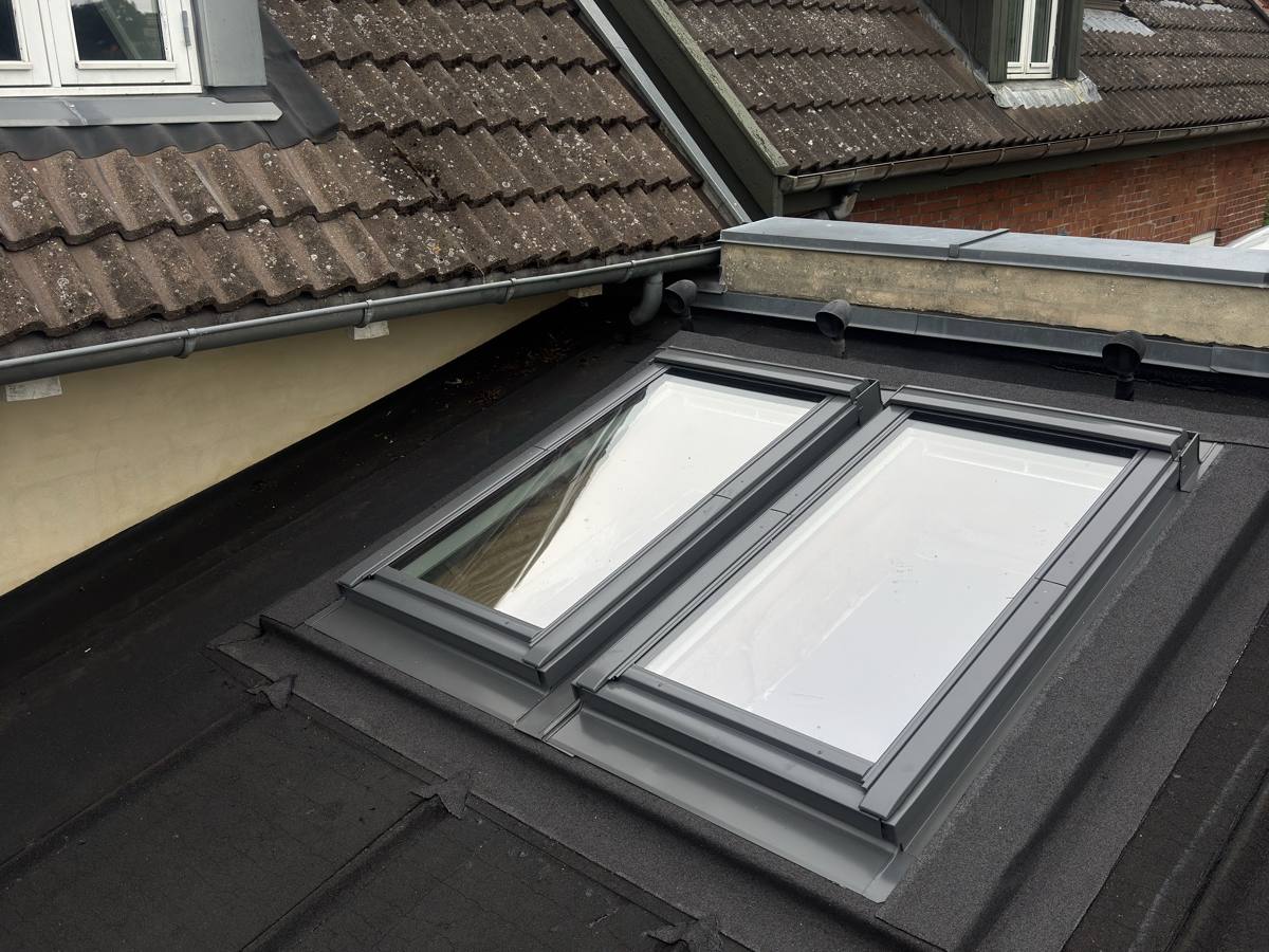 Hævede og udskiftede Velux-vinduer på fladt tag i Hillerød